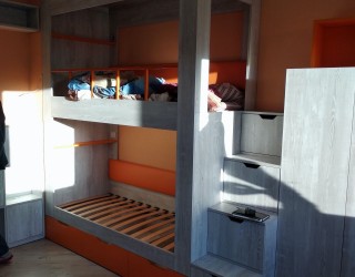 Детская комната с двухъярусной кроватью