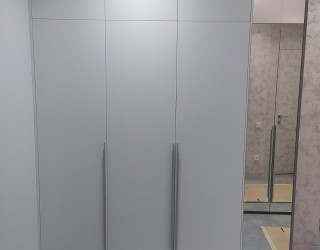 Шкафы для прихожей распашные