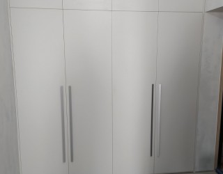 Белый четырехстворчатый шкаф для прихожей