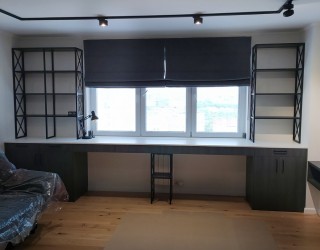 Письменный стол со столешницей подоконником