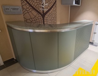 Стойка администратора со столешницей из искусственного камня