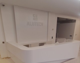 Стойка рецепции из светлого искусственного камня