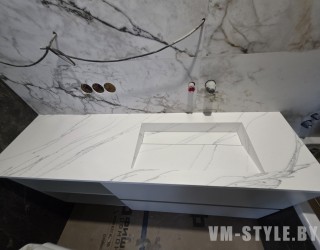 Столешница из искусственного камня с раковиной с линейным изливом 