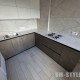 Угловая кухня с высоким шкафом для встроенной техники