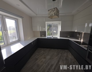 П-образная кухня со столешницей из акрилового камня Staron 