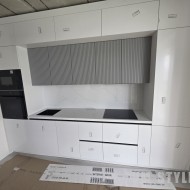 Прямая кухня под потолок со столешницей из акрилового камня Hanex