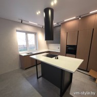 Угловая кухня с островом и столешницей из искусственного камня Staron Угловая кухня с островом и столешницей из искусственного камня Staron