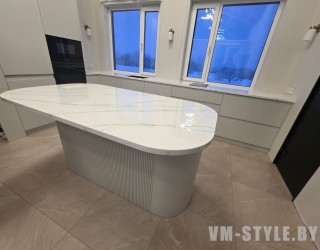 Кухня с островом и столешнией из акрилового камня Staron 