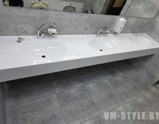 Столешница с тремя раковинами для общественного санузла